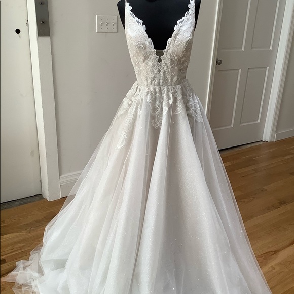 Nash by Hayley Paige - Picture 3 of 4